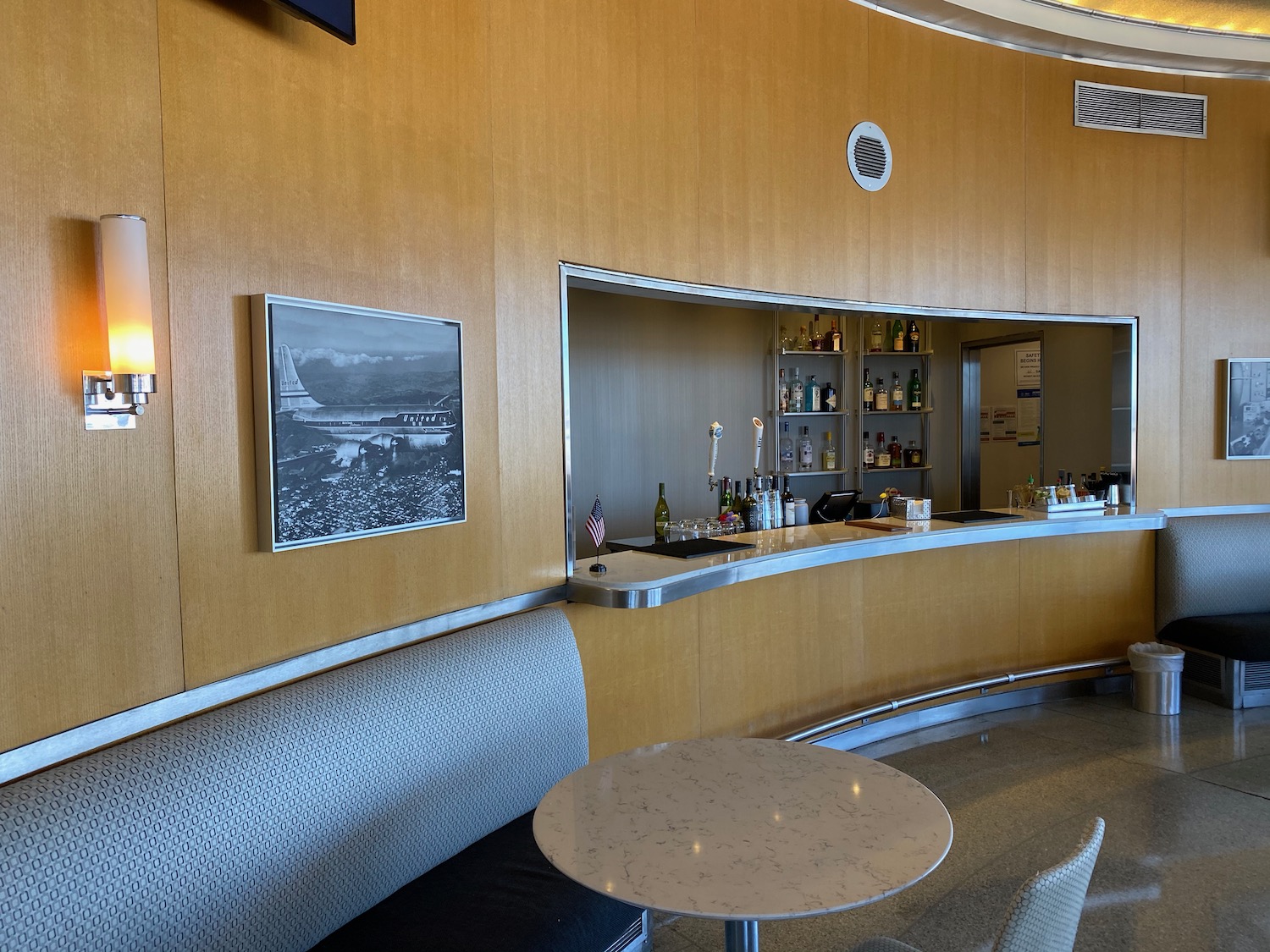 Review: United Club Washington National (DCA) - Live and Let's Fly
