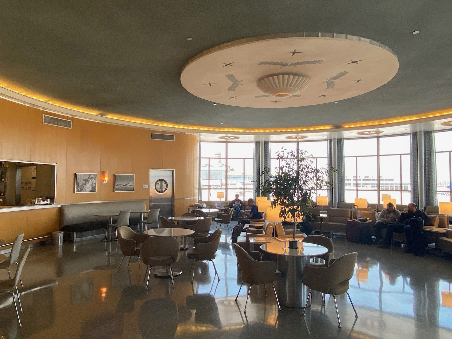 Review: United Club Washington National (DCA) - Live and Let's Fly