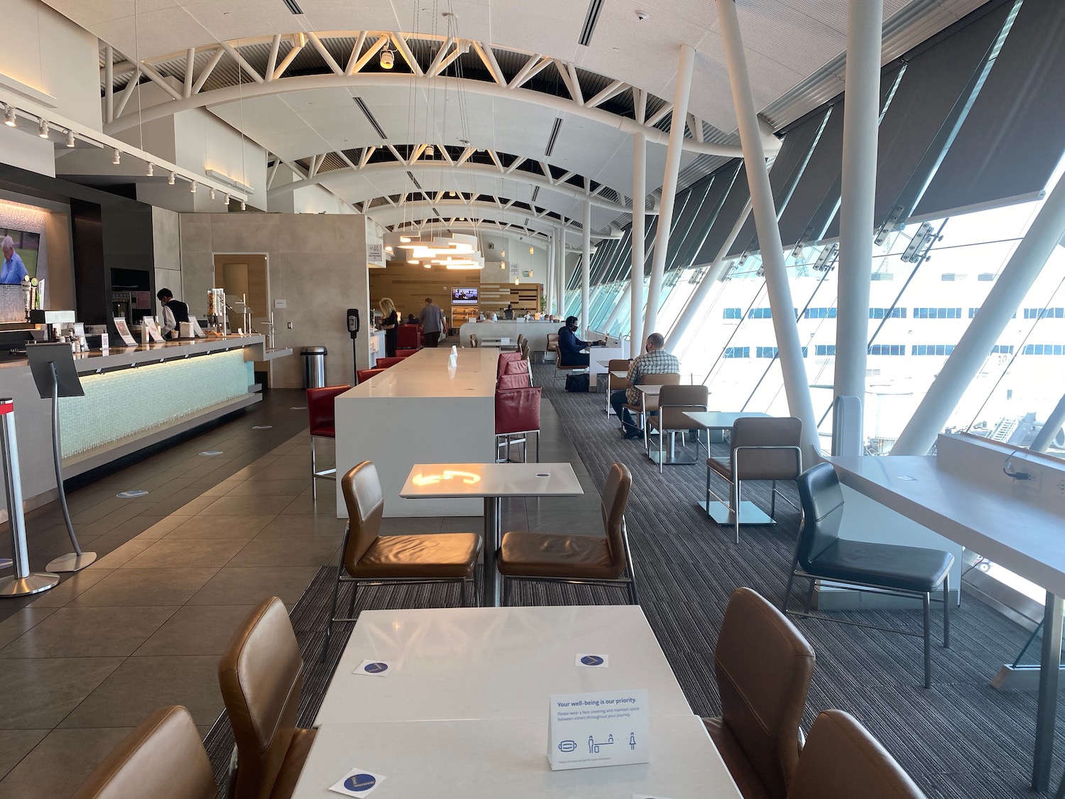 Review American Airlines Admirals Club Los Angeles (LAX) Live and