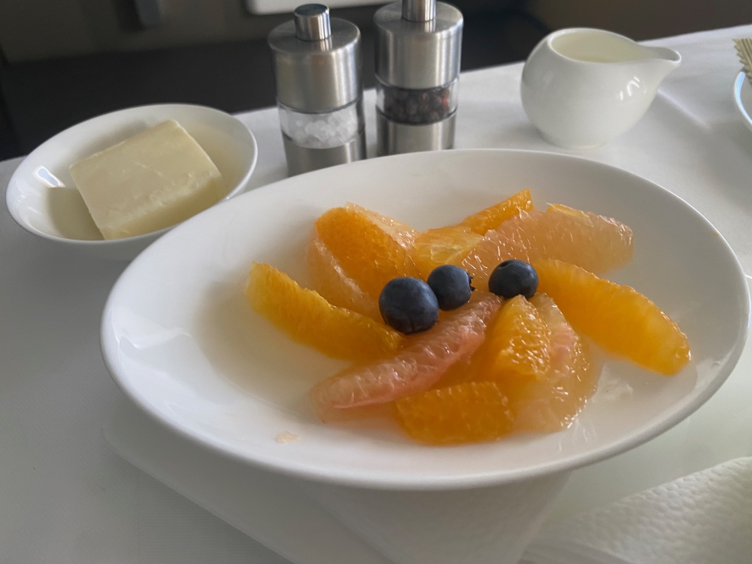 a plate of oranges and blueberries