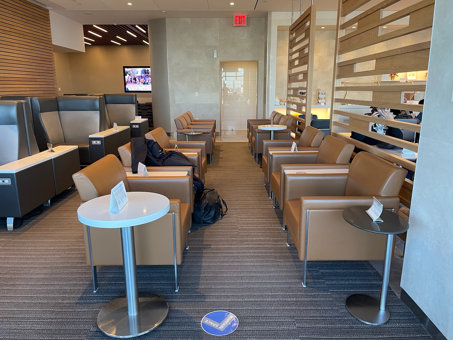 Review: American Airlines Admirals Club New York (JFK) - Live and Let's Fly