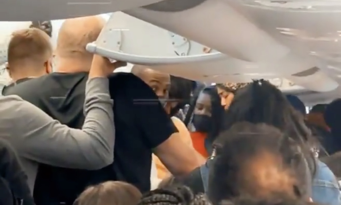 Idiots American Airlines Passengers Fight Over Who Exits Plane First