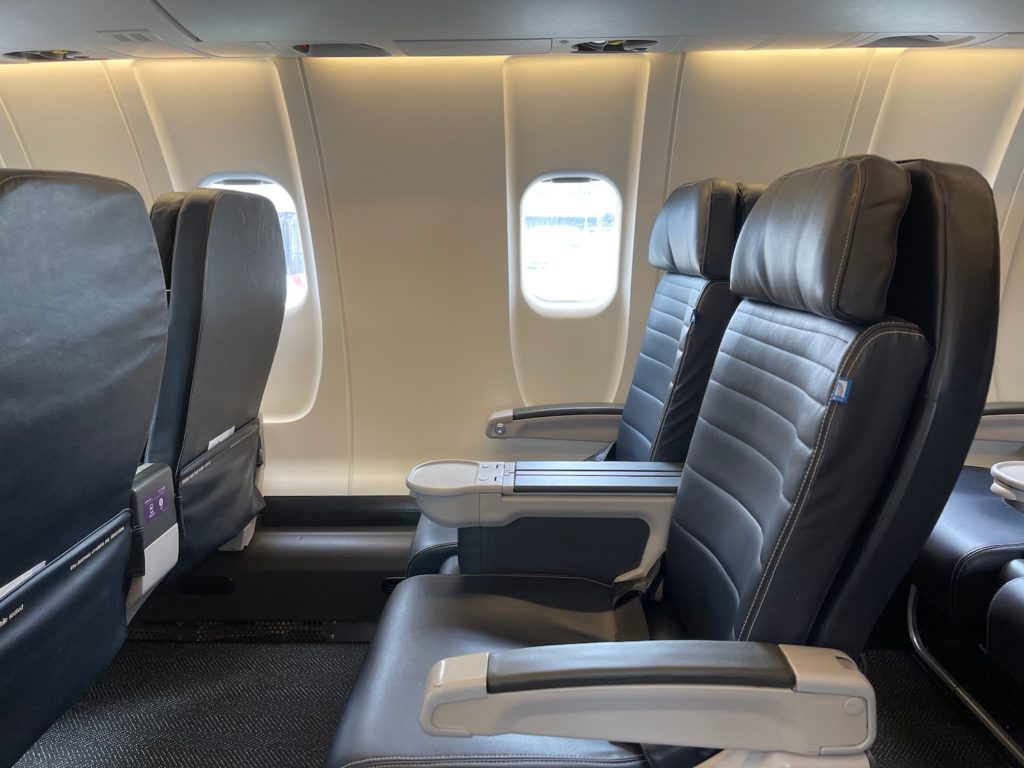 Review: United Airlines CRJ-550 First Class - Live and Let's Fly