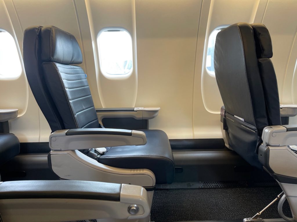 Review: United Airlines CRJ-550 First Class - Live and Let's Fly