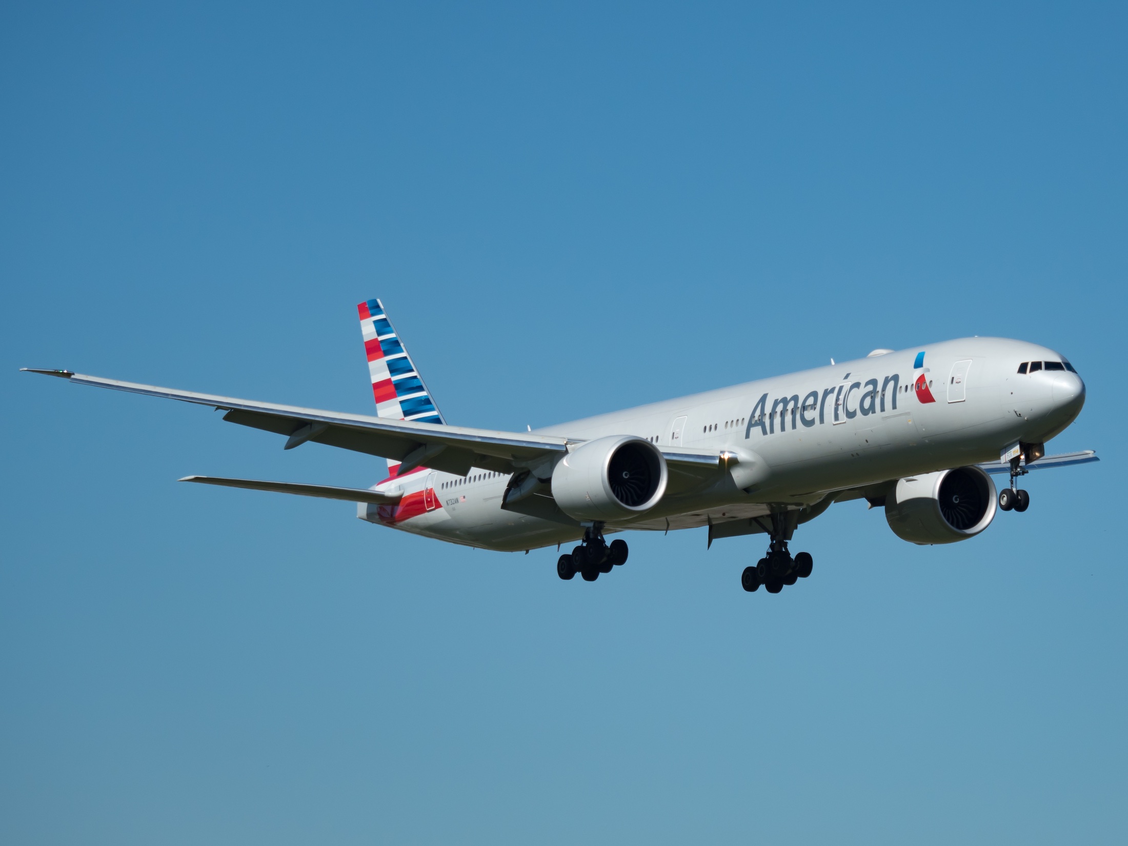 American Airlines Showers 777s On Miami Live and Let's Fly