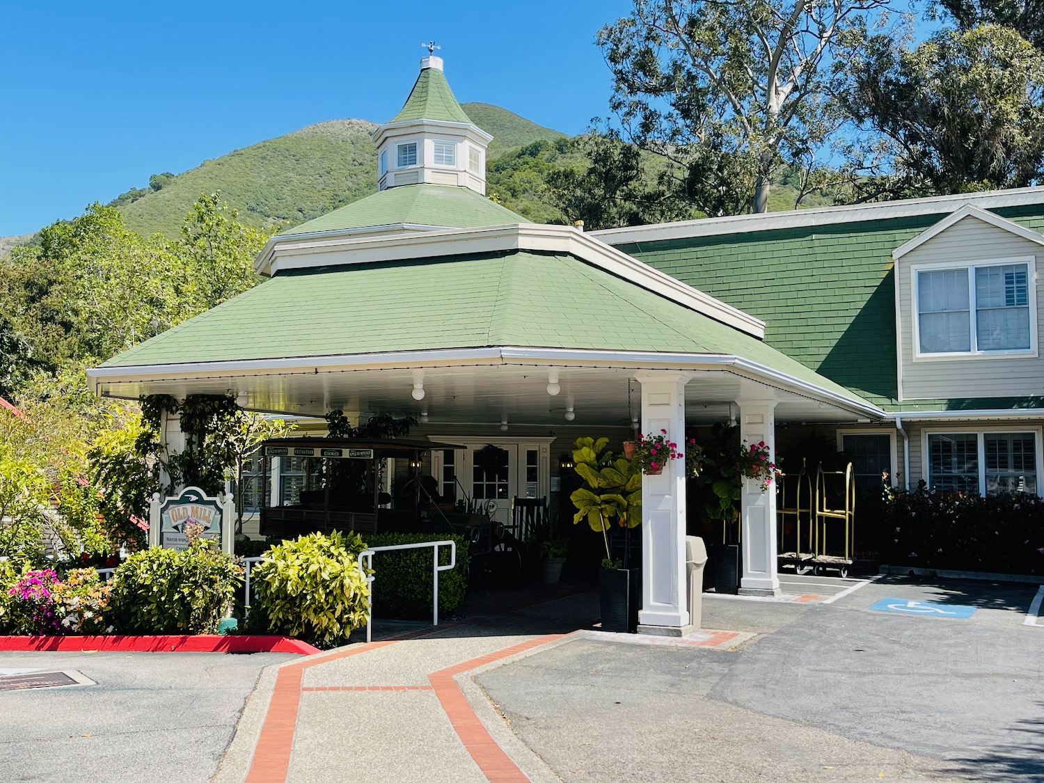 a building with a green roof and a green roof