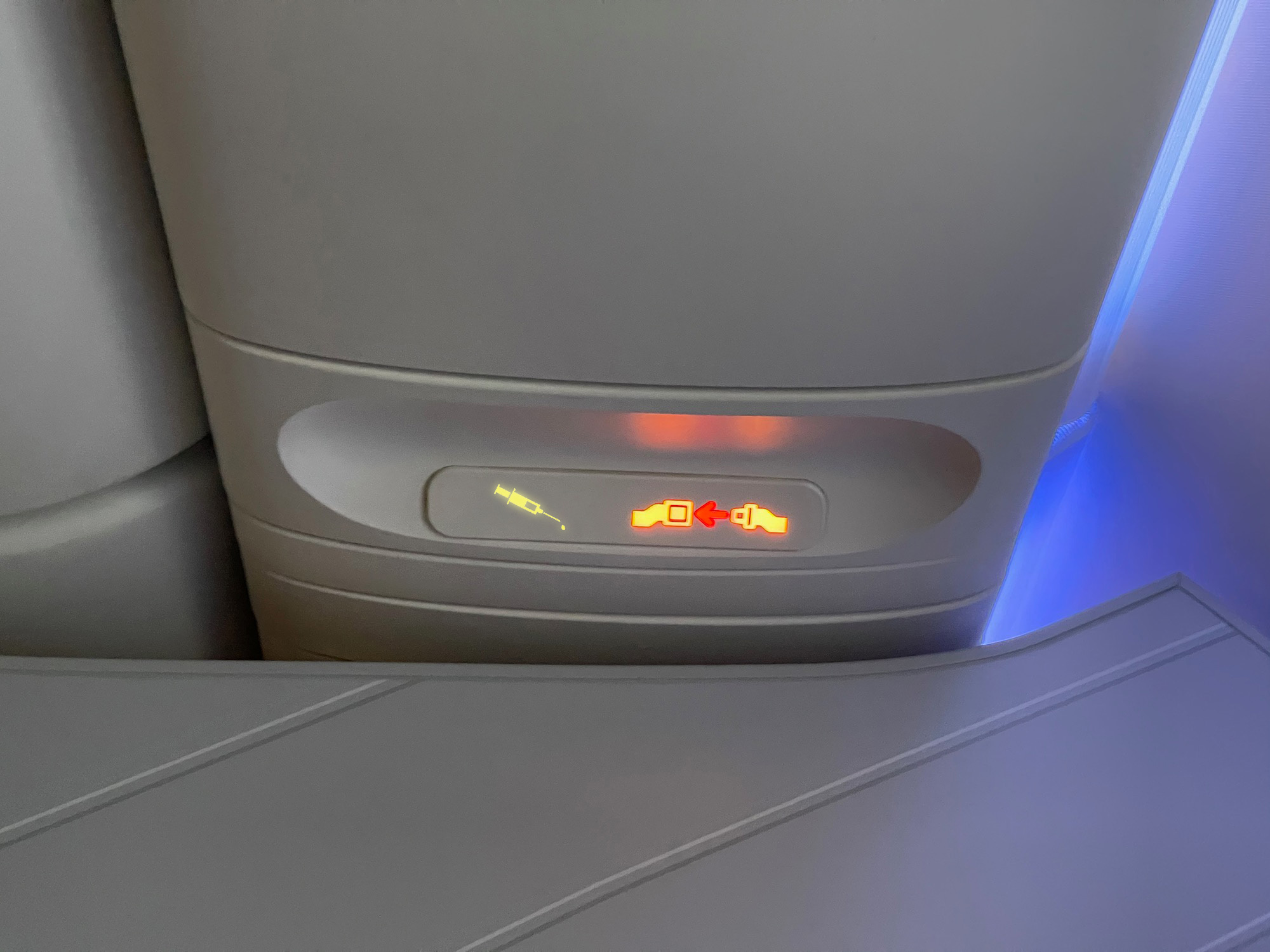 a seat belt light on a plane