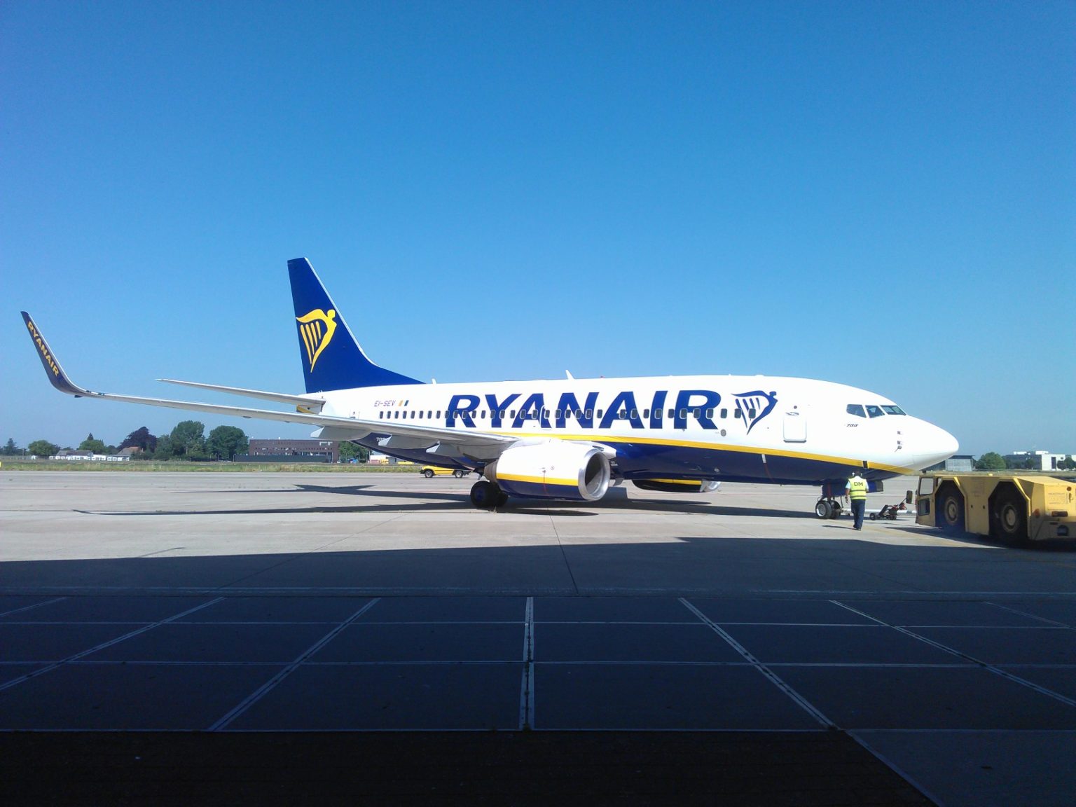 Over the air. Ryanair 737 700. Самолет Райнэйр. Ryanair uk. Foto Ryanair.