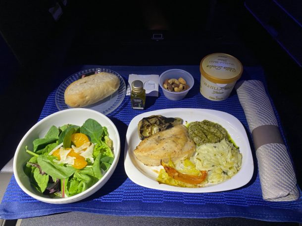 united-airlines-restores-hot-meals-in-domestic-first-class-live-and