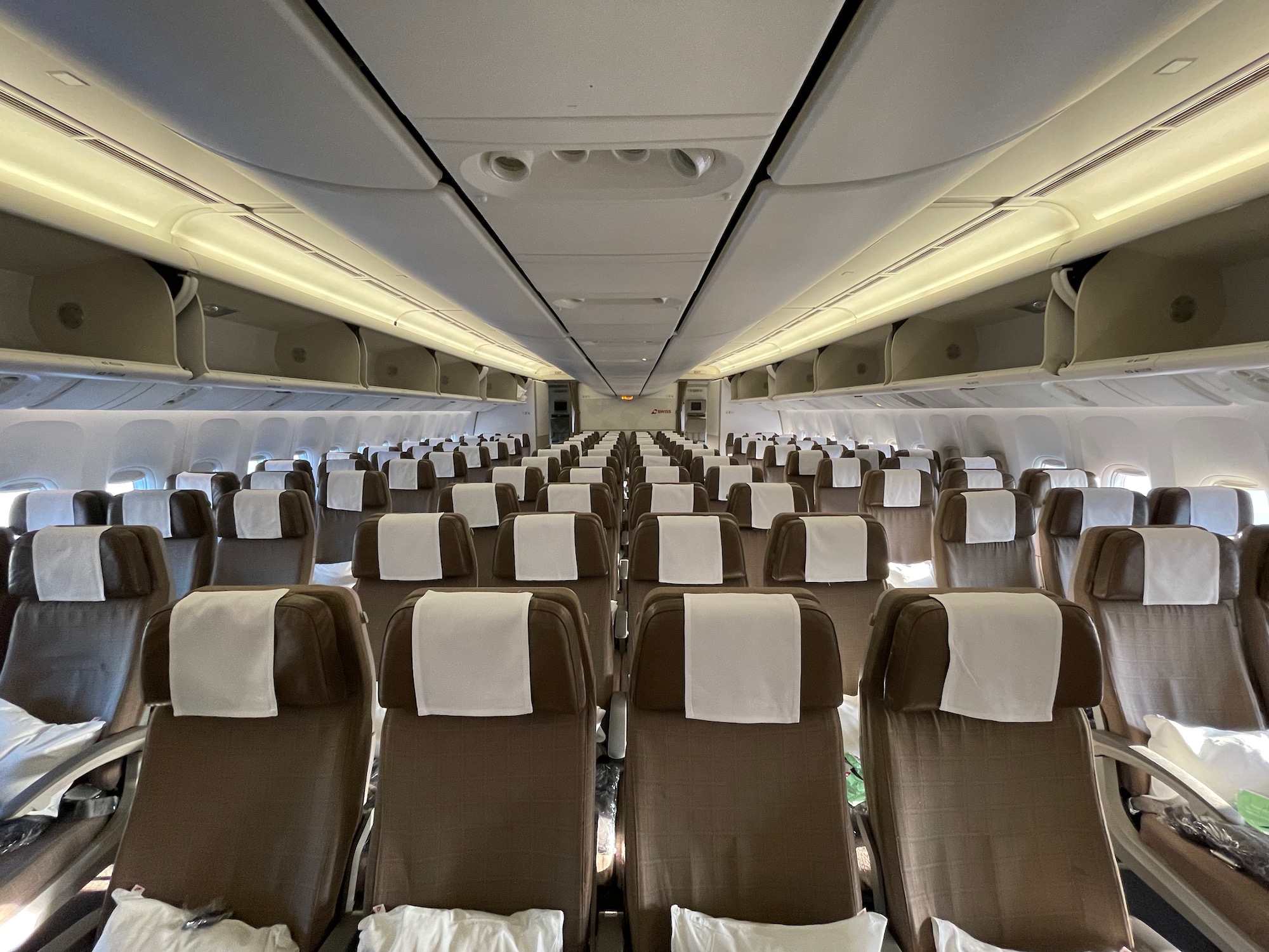 vejspærring Uventet repræsentant Review: SWISS 777-300ER Economy Class - Live and Let's Fly