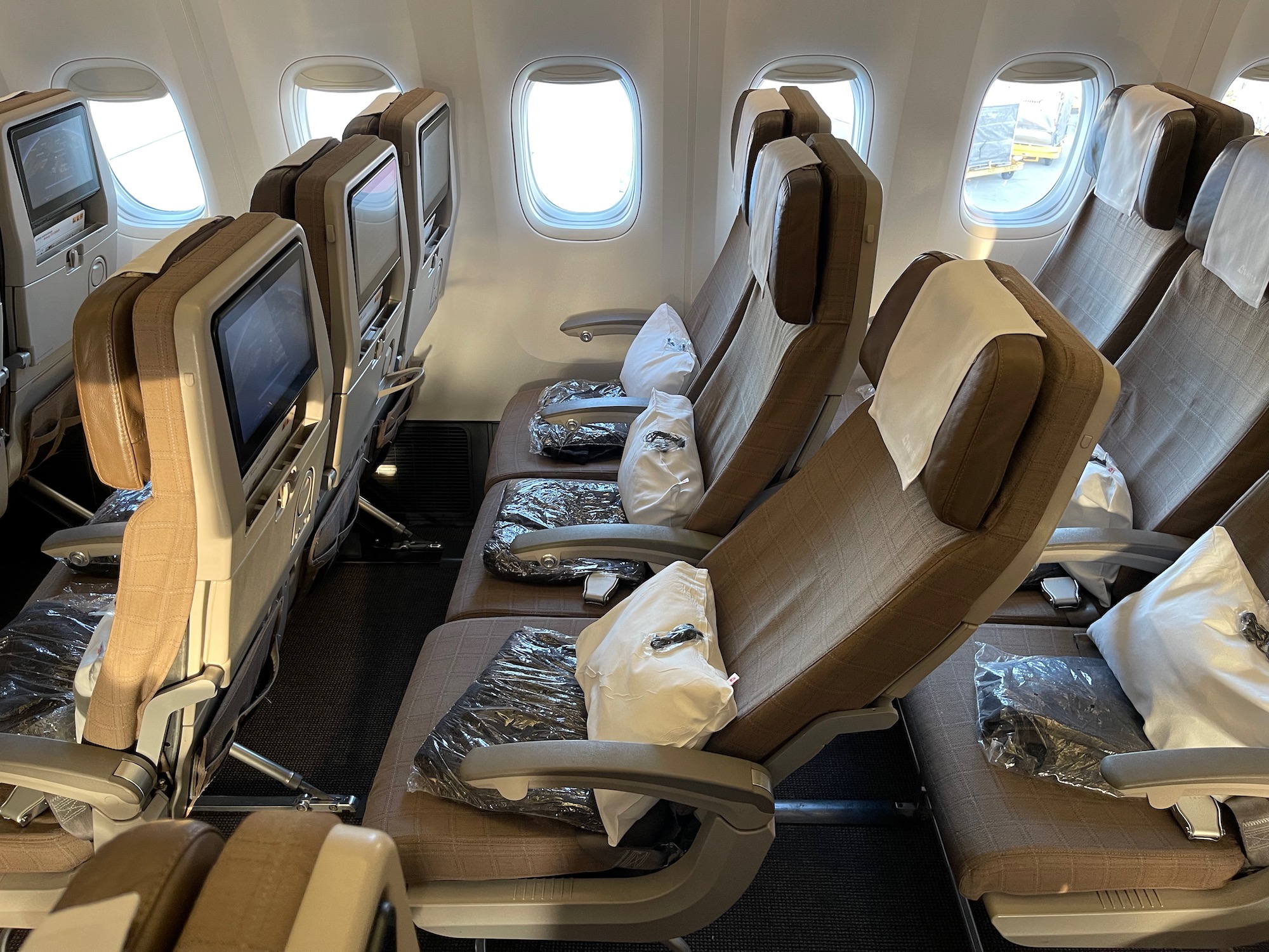 Handelsmerk Voorbijganger Fonetiek Review: SWISS 777-300ER Economy Class - Live and Let's Fly