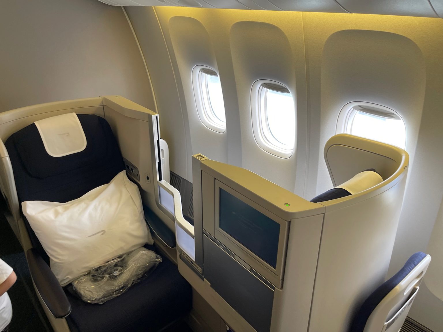 First Impressions: British Airways 777-300 Business Class - Live and ...