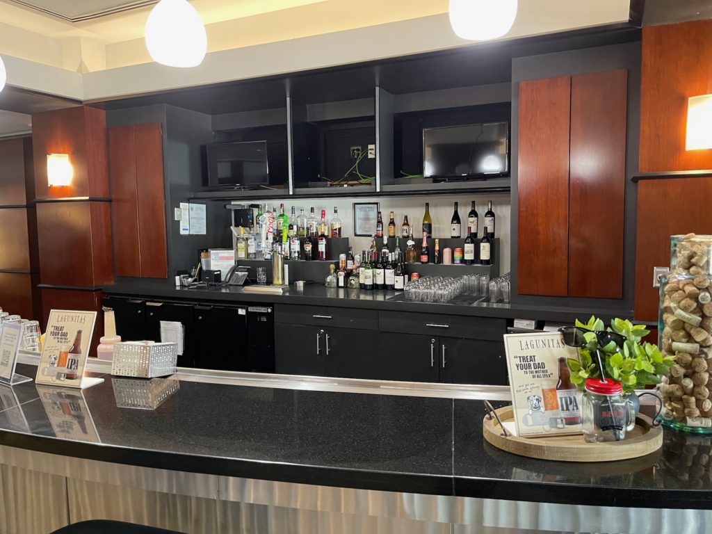 Review: United Club Houston (IAH - Terminal B) - Live and Let's Fly