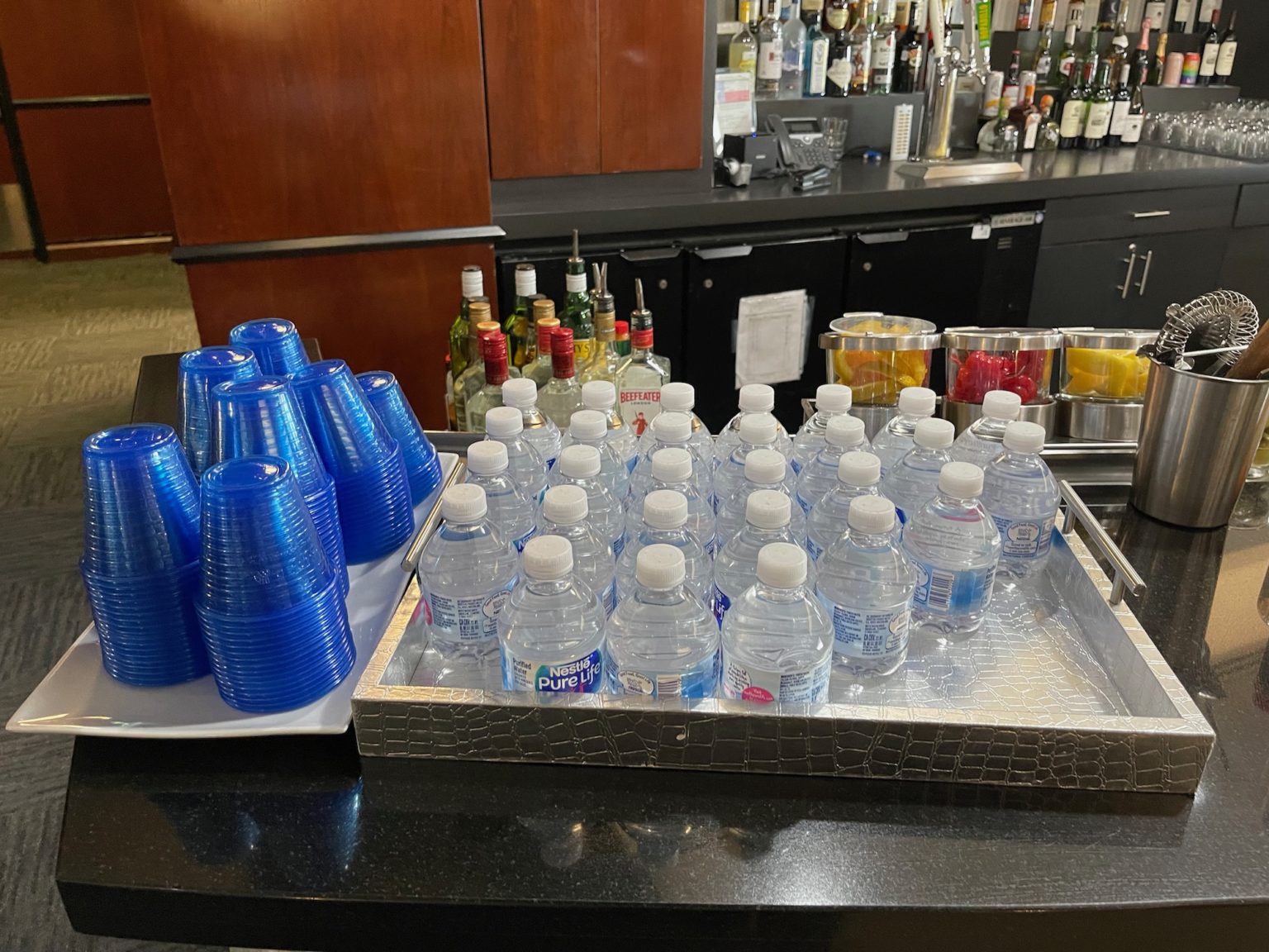 Review United Club Houston (IAH Terminal B) Live and Let's Fly