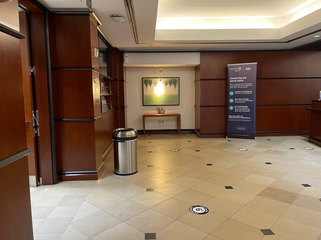 Review United Club Houston (IAH Terminal B) Live and Let's Fly