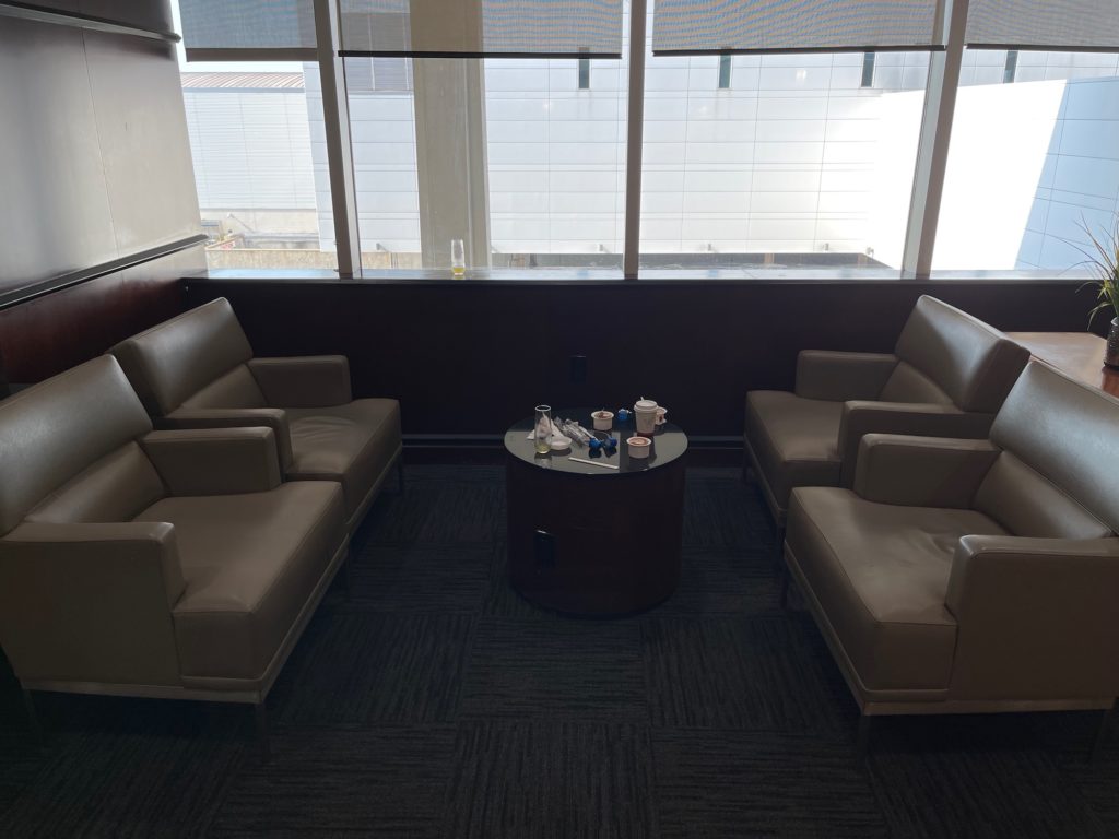 Review United Club Houston (IAH Terminal B) Live and Let's Fly