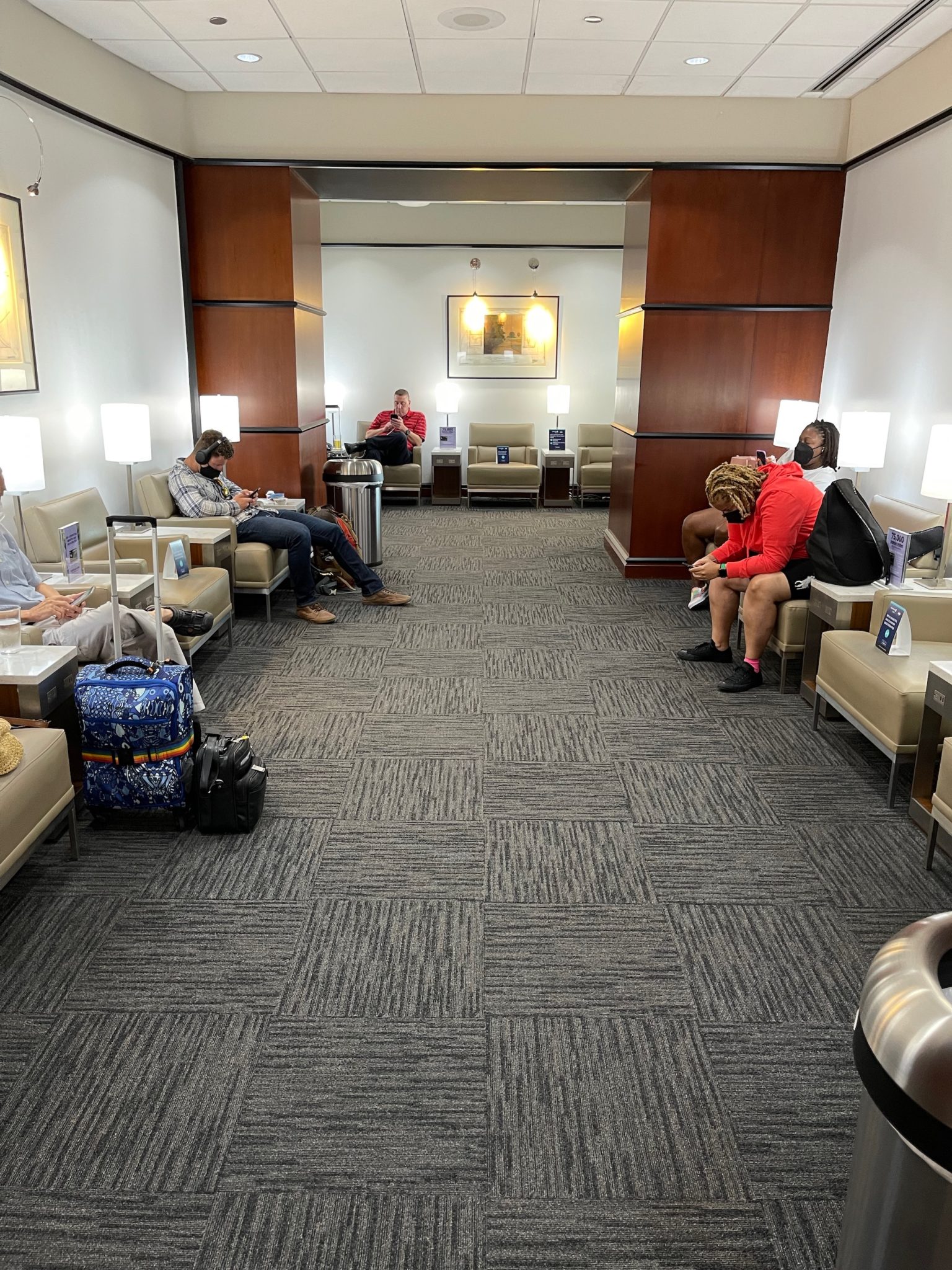 Review United Club Houston (IAH Terminal B) Live and Let's Fly