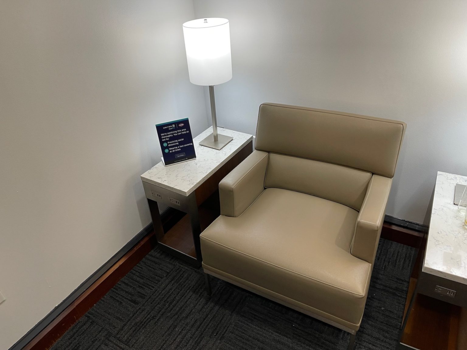 Review United Club Houston (IAH Terminal B) Live and Let's Fly