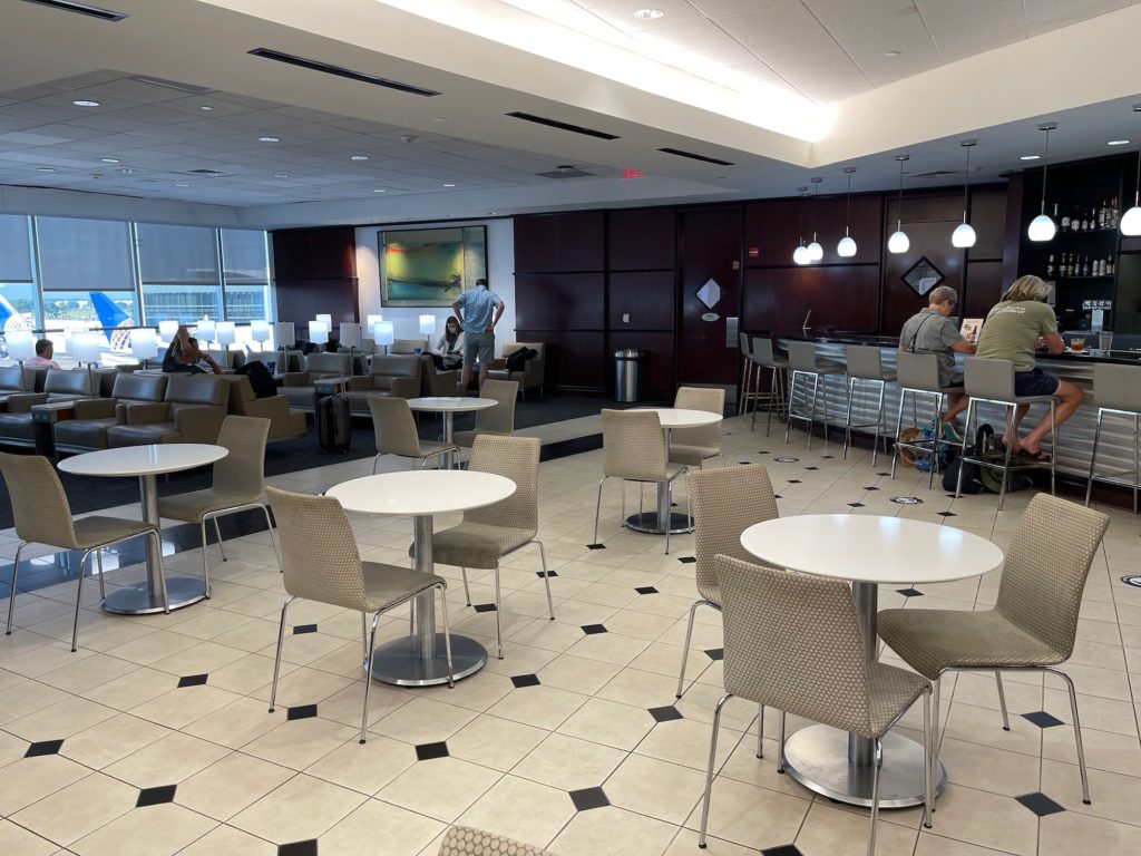 Review United Club Houston (IAH Terminal E) Live and Let's Fly