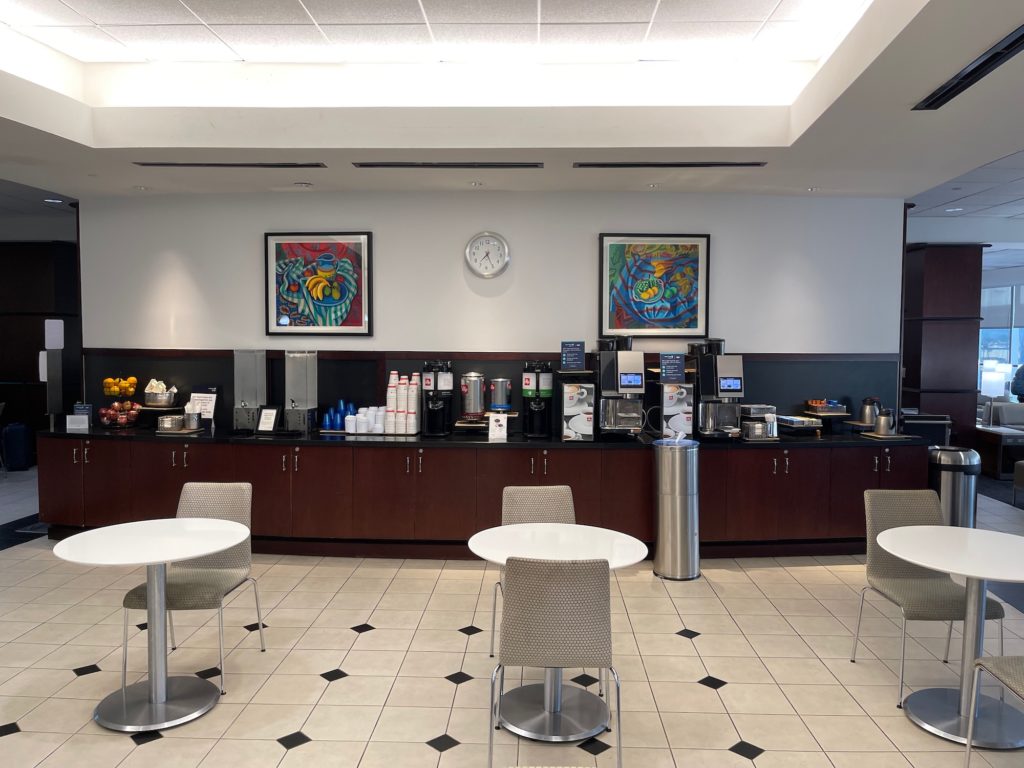 Review United Club Houston (IAH Terminal E) Live and Let's Fly