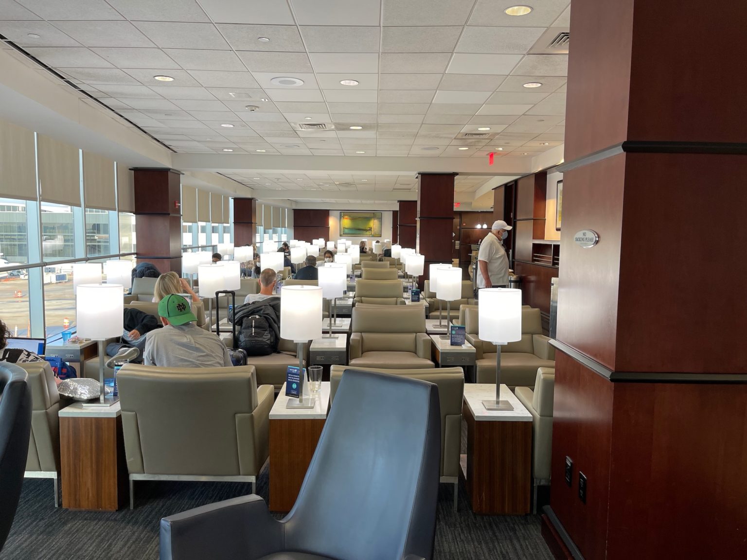 Review United Club Houston (IAH Terminal E) Live and Let's Fly