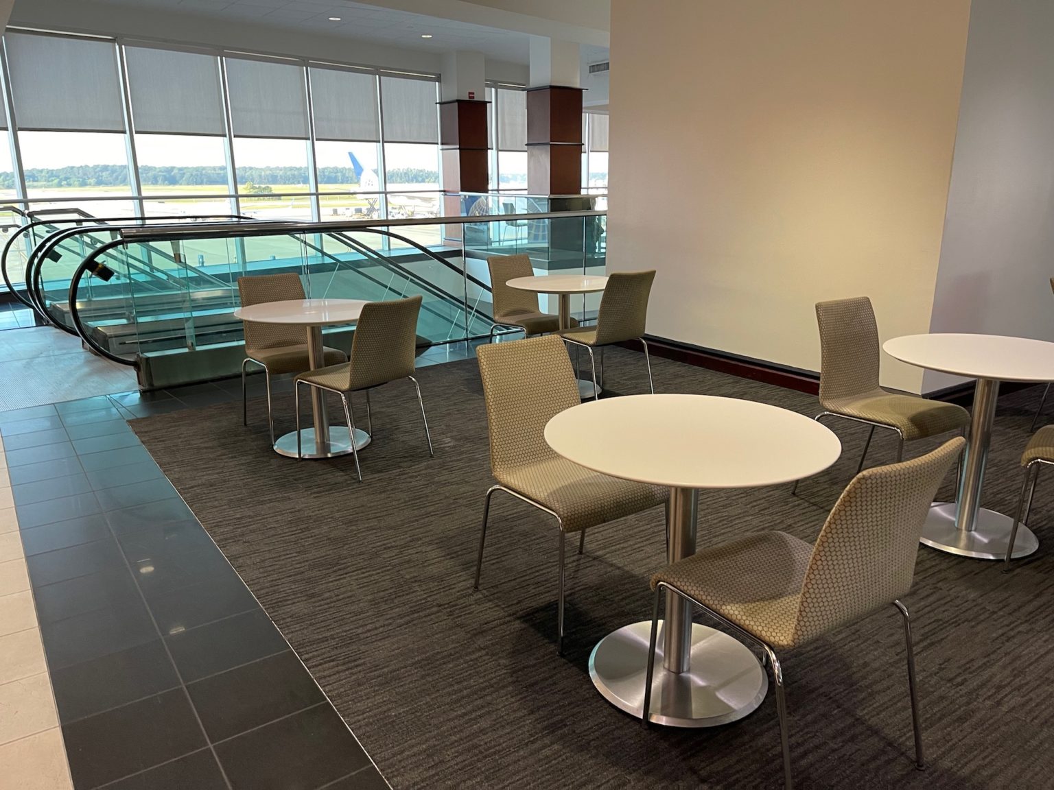 Review United Club Houston (IAH Terminal E) Live and Let's Fly