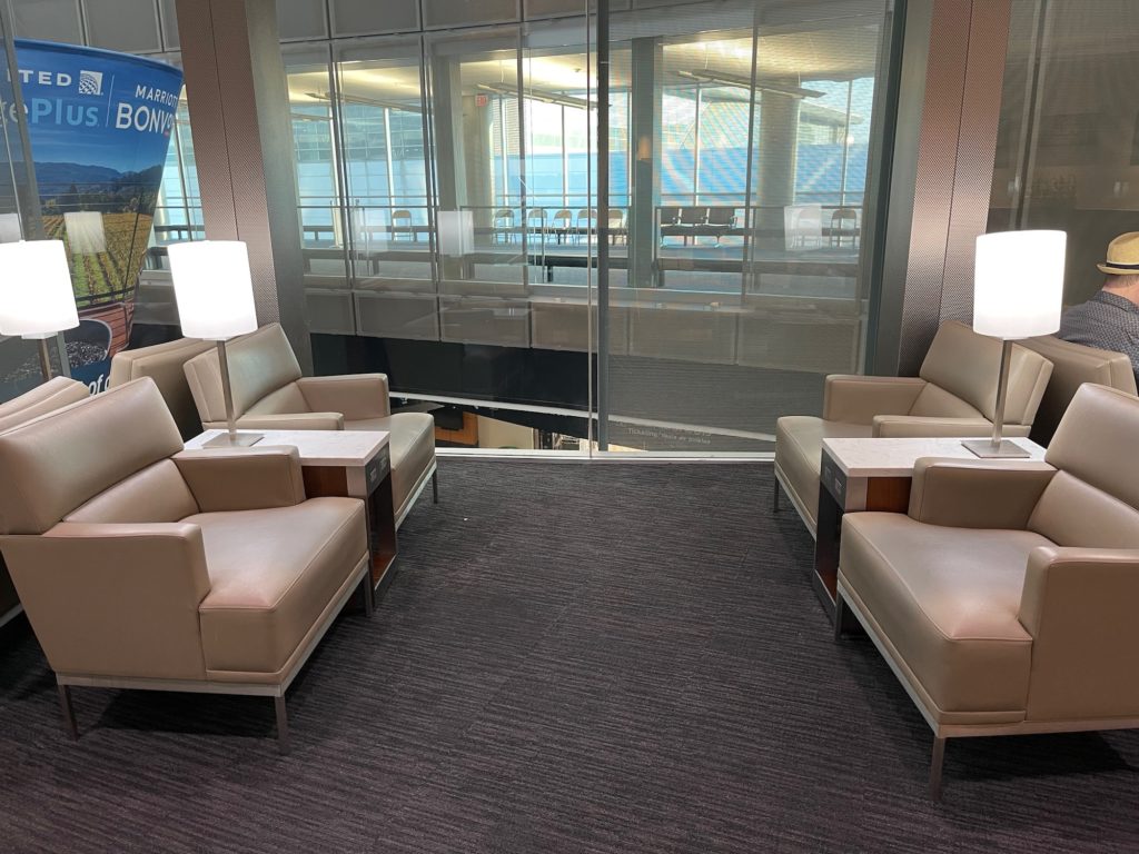 Review United Club Houston (IAH Terminal E) Live and Let's Fly