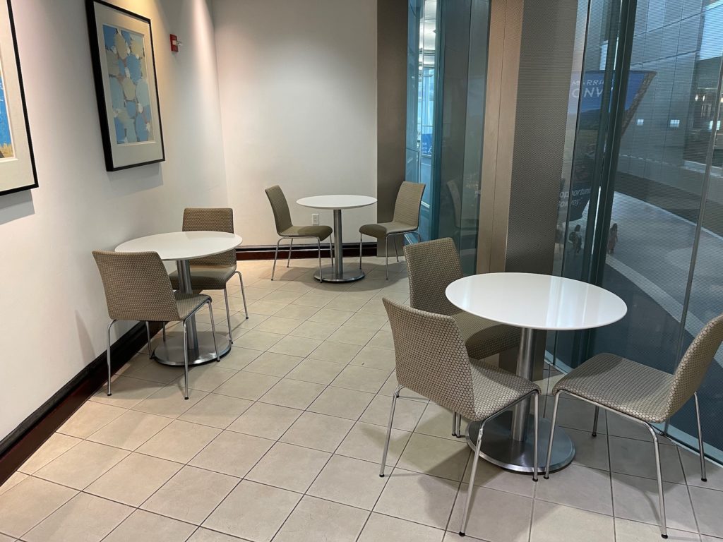 Review United Club Houston (IAH Terminal E) Live and Let's Fly