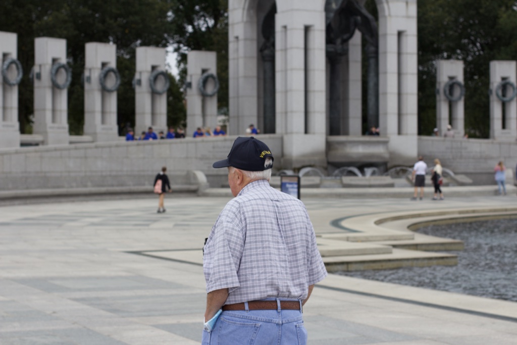 Honor Flight veteran walks World War II memorial