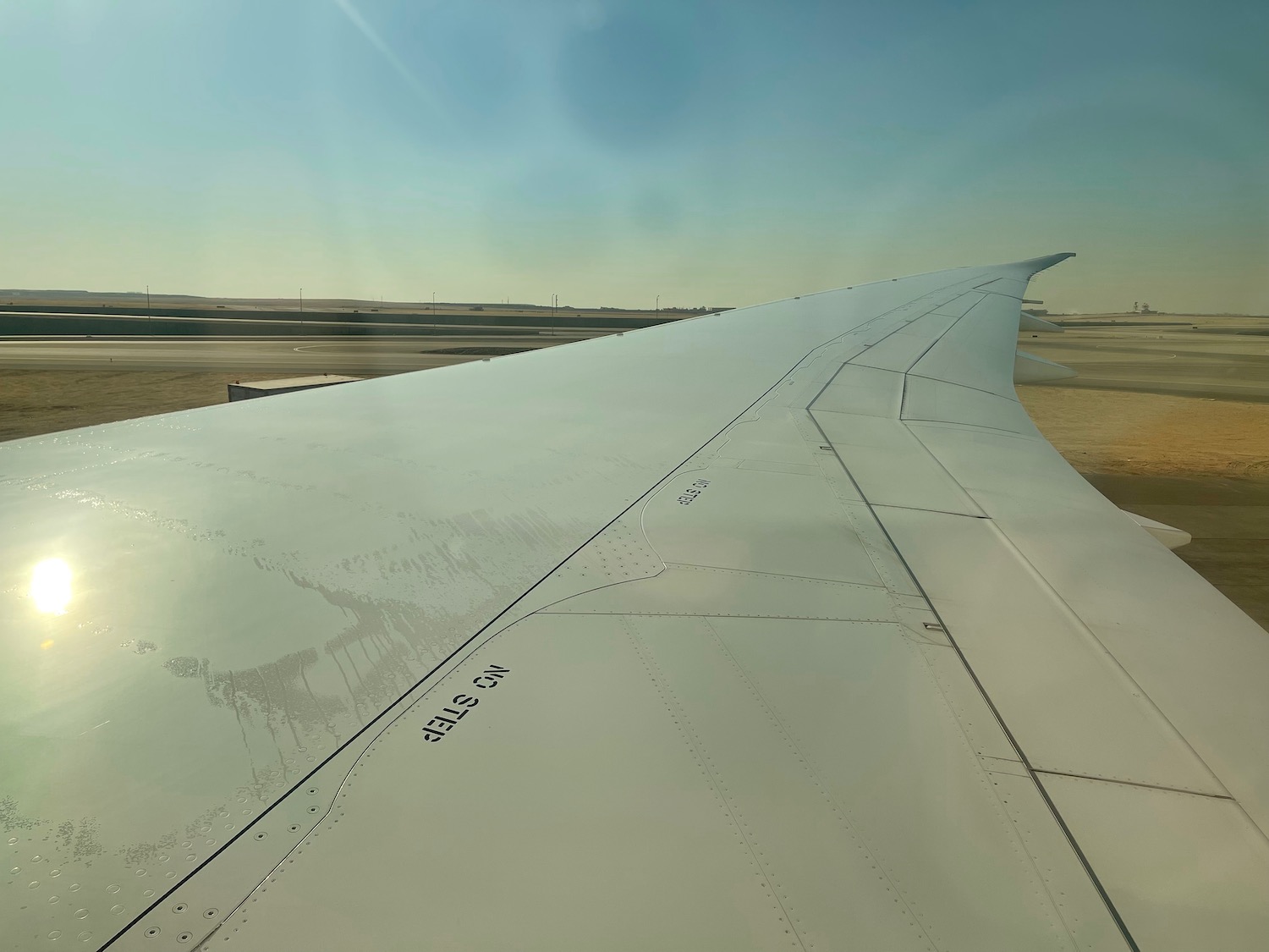 an wing of an airplane