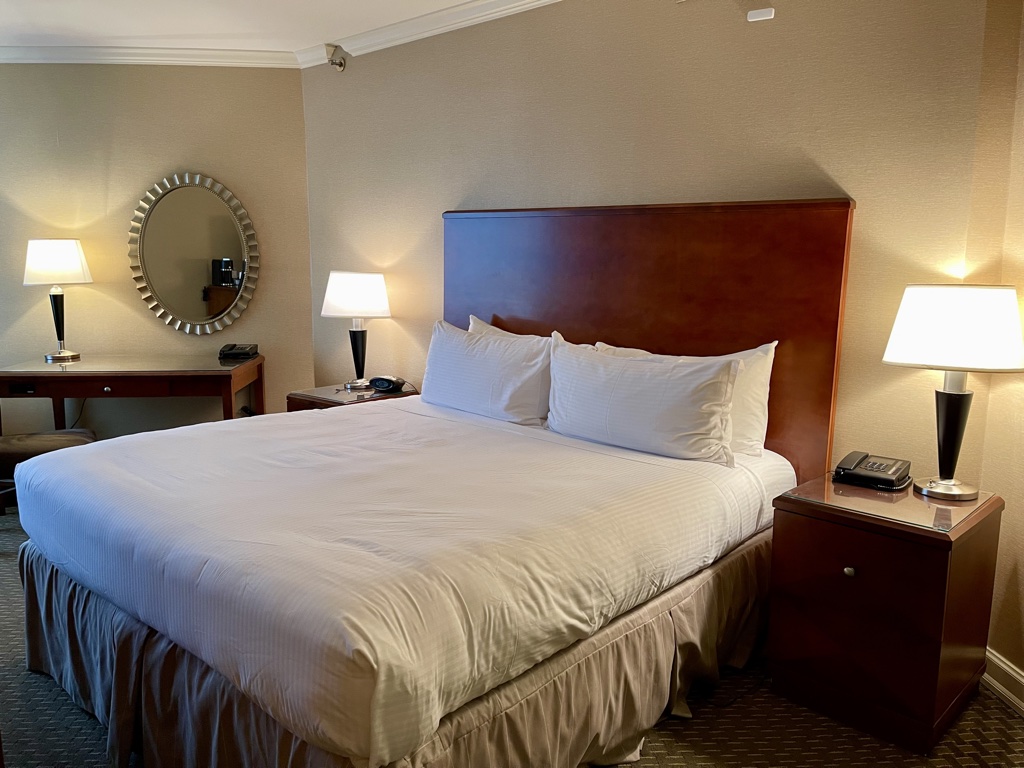 Hyatt Regency Houston West king bed