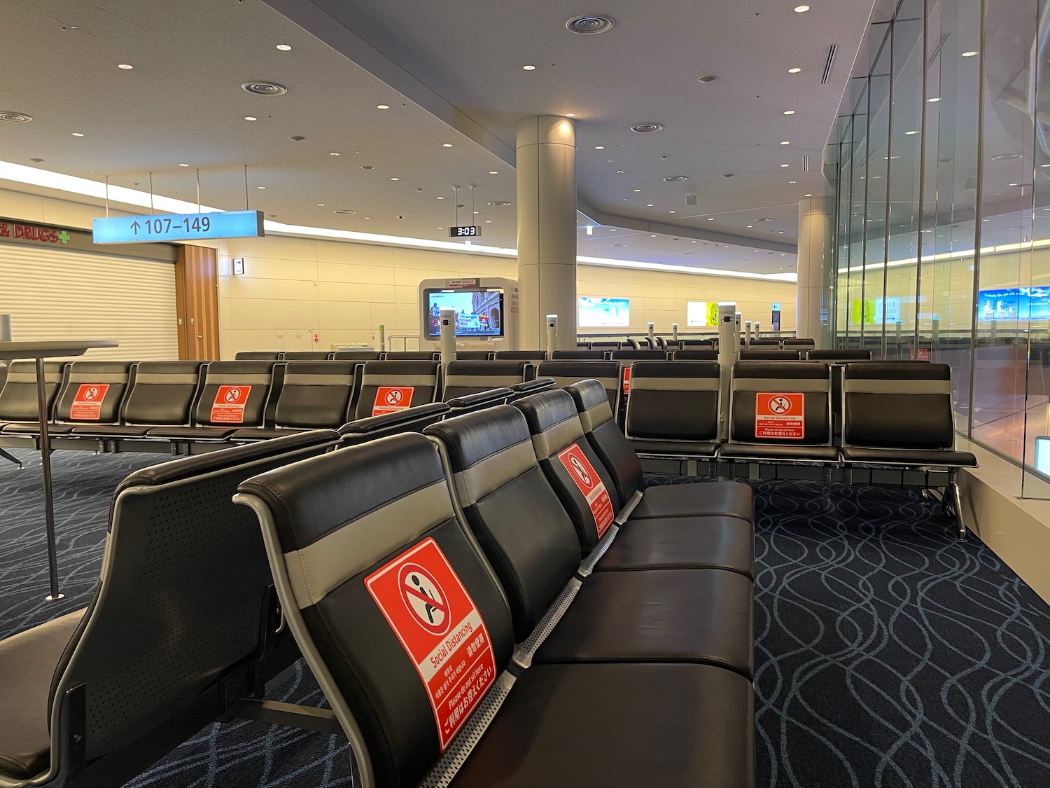 a row of chairs in an airport