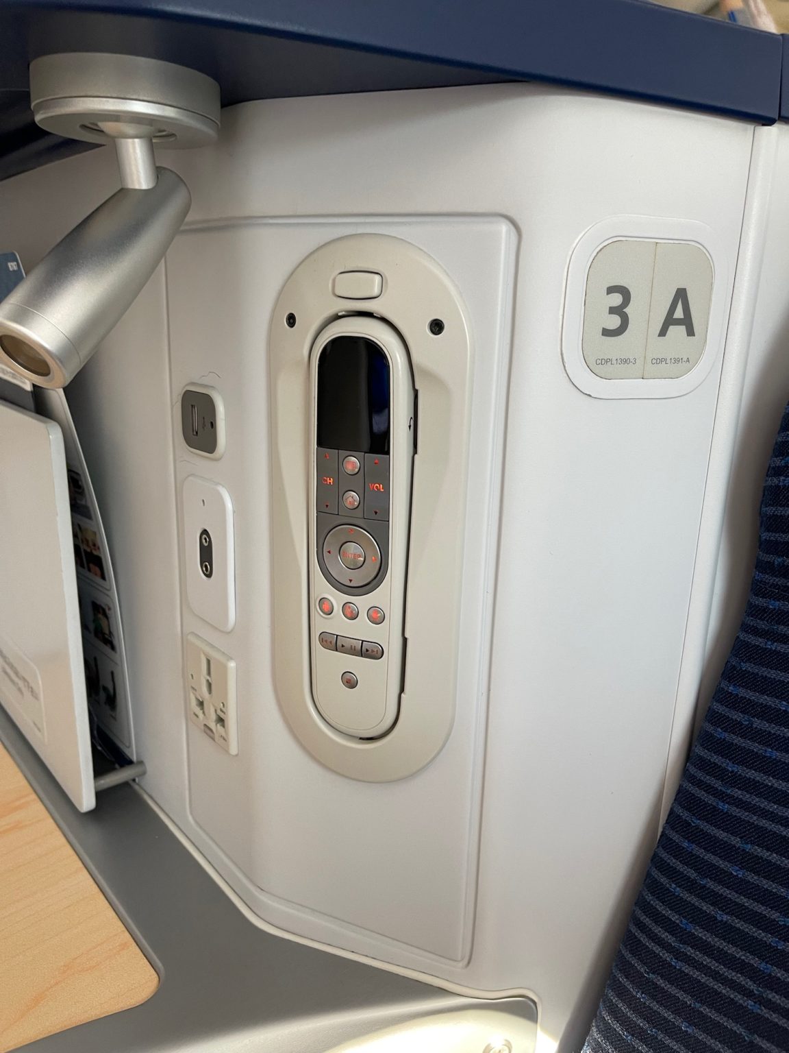 ANA 787 9 BUSINESS CLASS SEAT REVIEW visual data 8