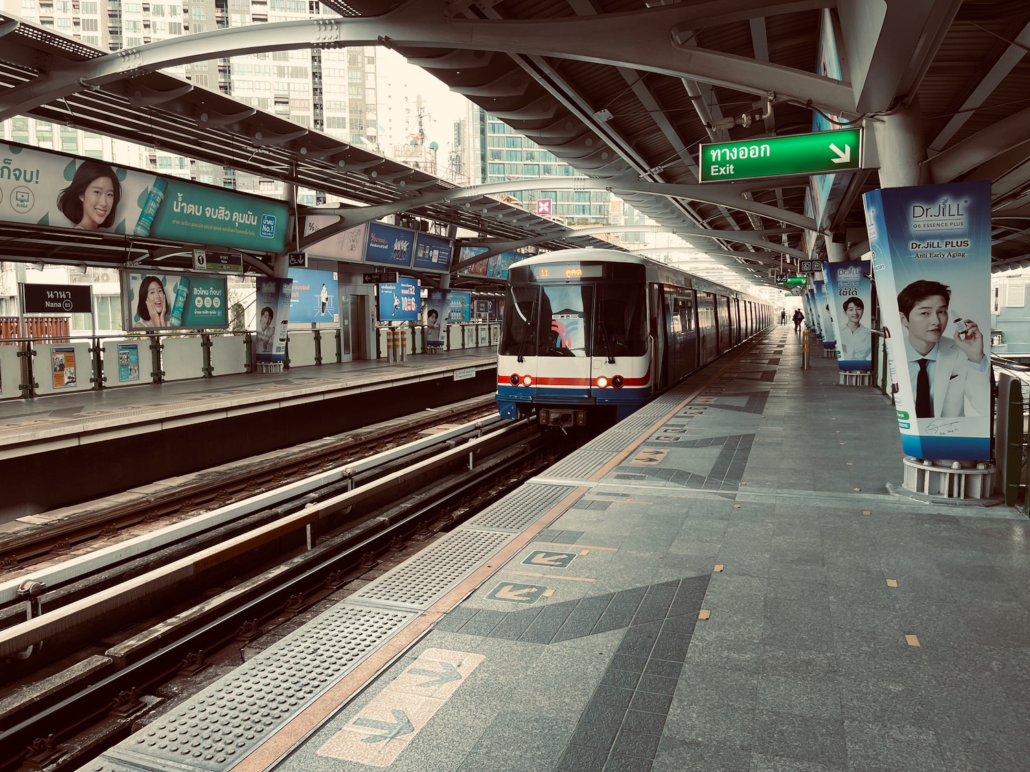 a train at a train station