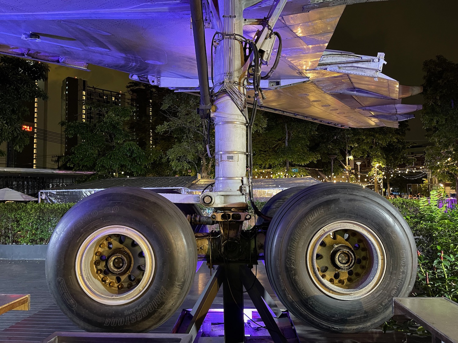 a plane landing gear with wheels