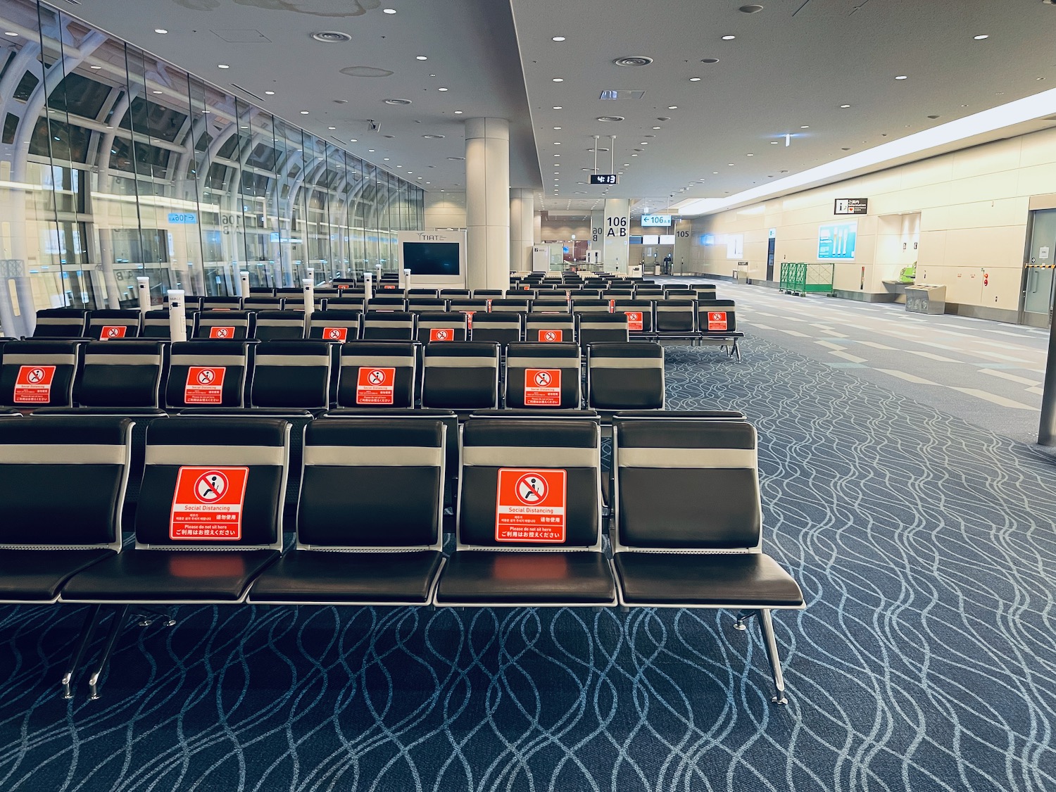 a row of chairs in an airport