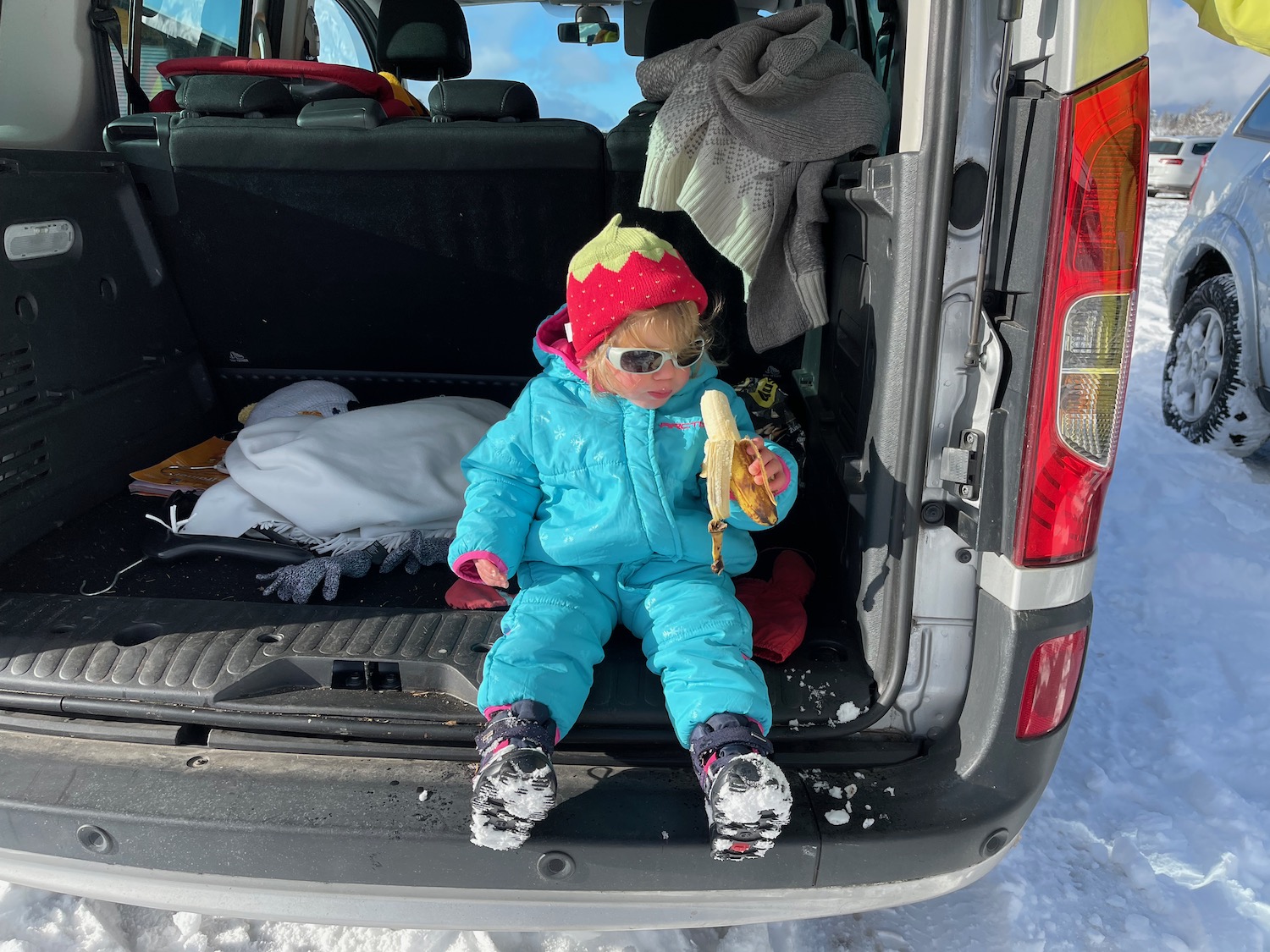 a child sitting in the back of a car