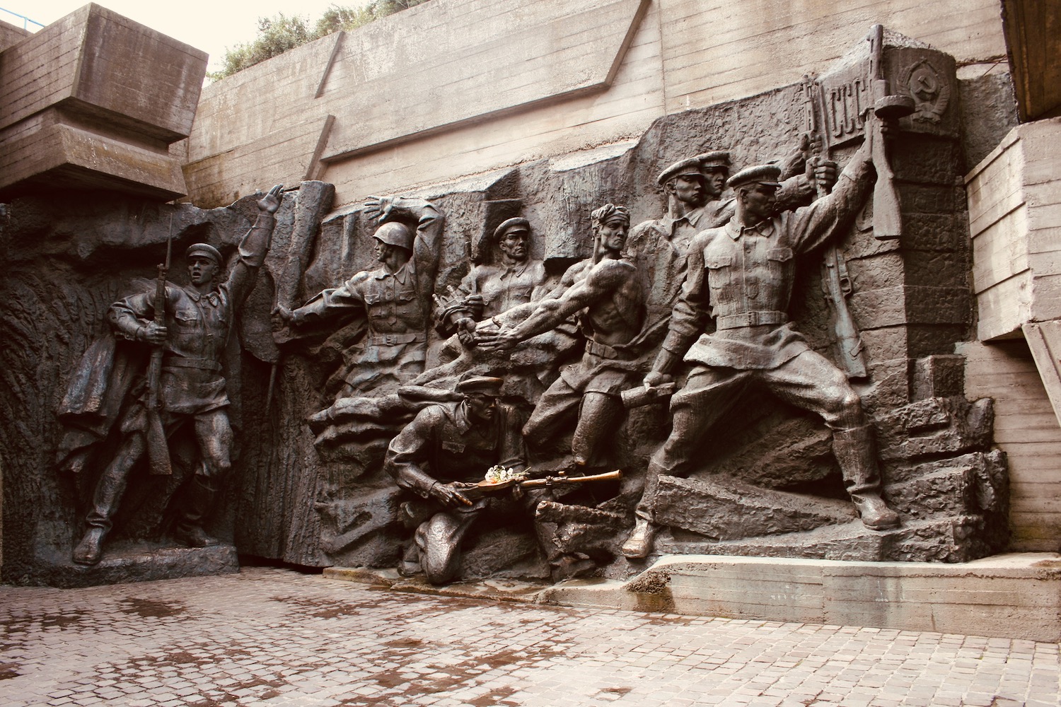 a statue of soldiers in a wall