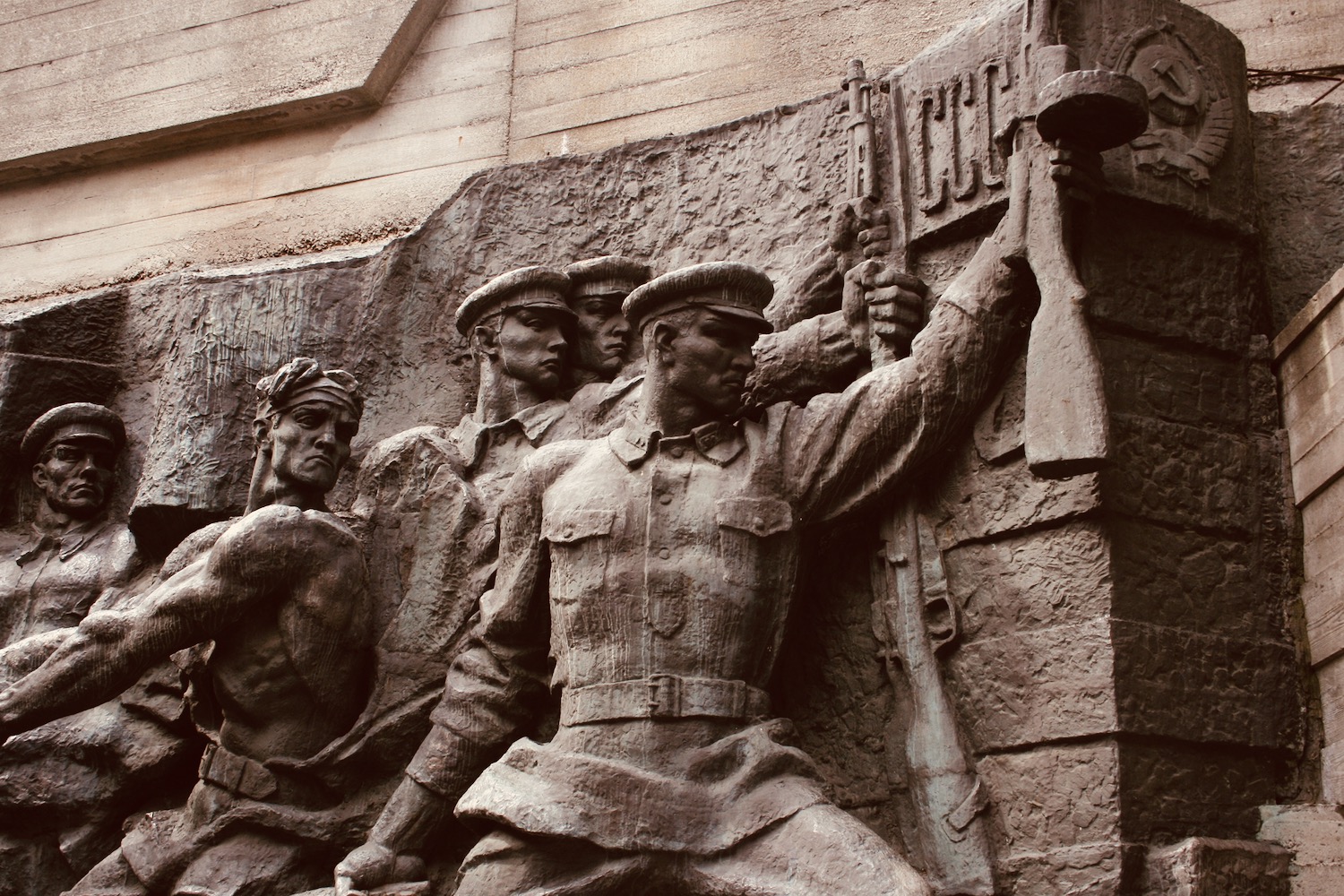 a statue of a group of men