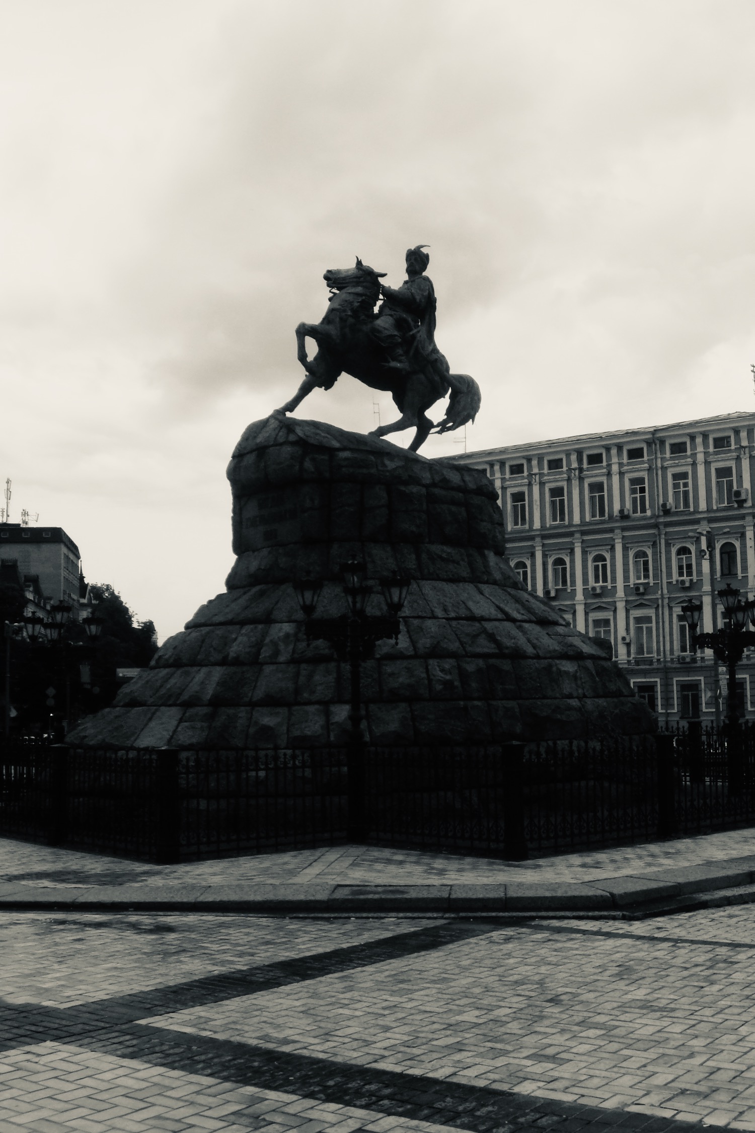 a statue of a man riding a horse