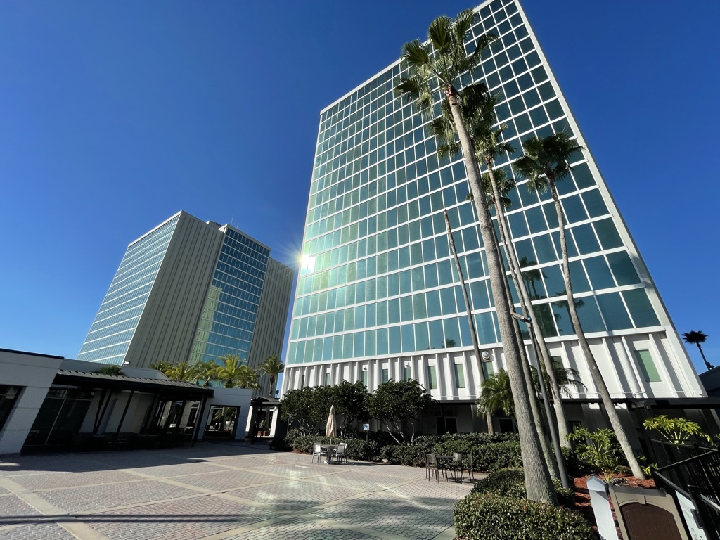 doubletree orlando at the entrance of universal studios both towers