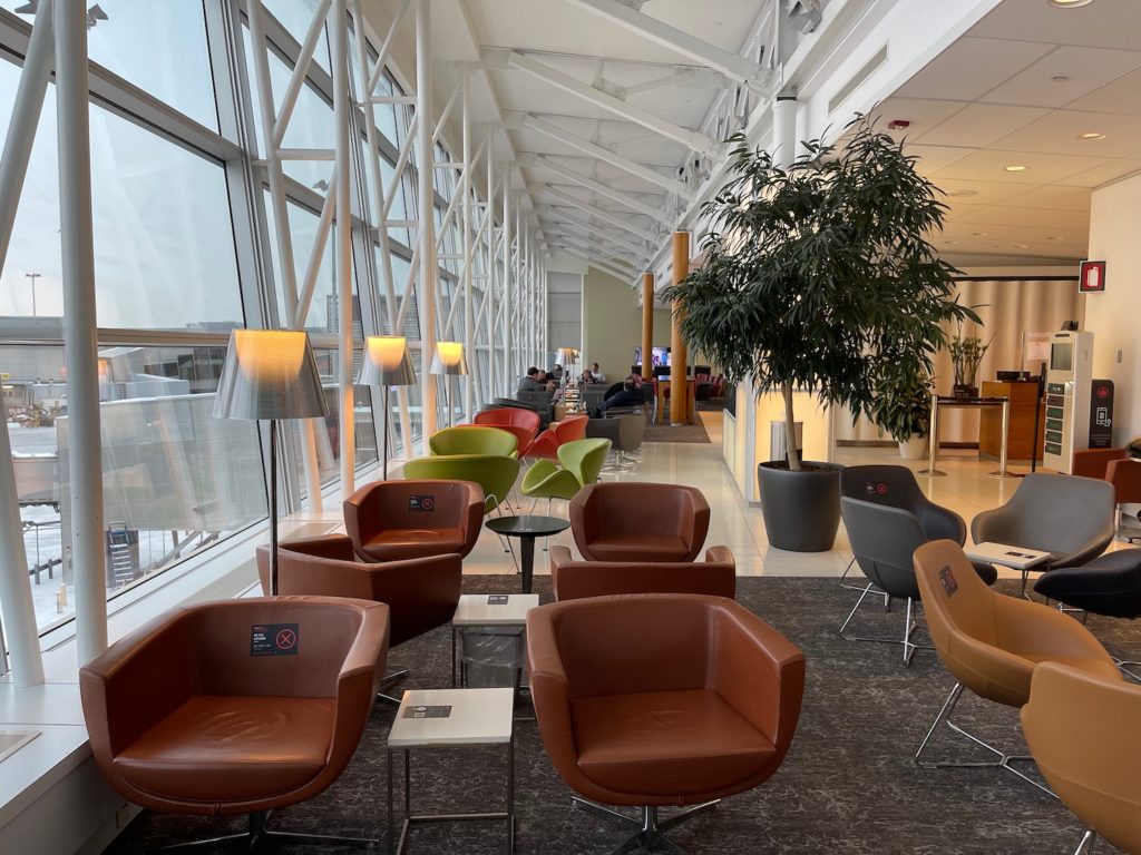 Review Air Canada Maple Leaf Lounge Montréal Transborder (YUL