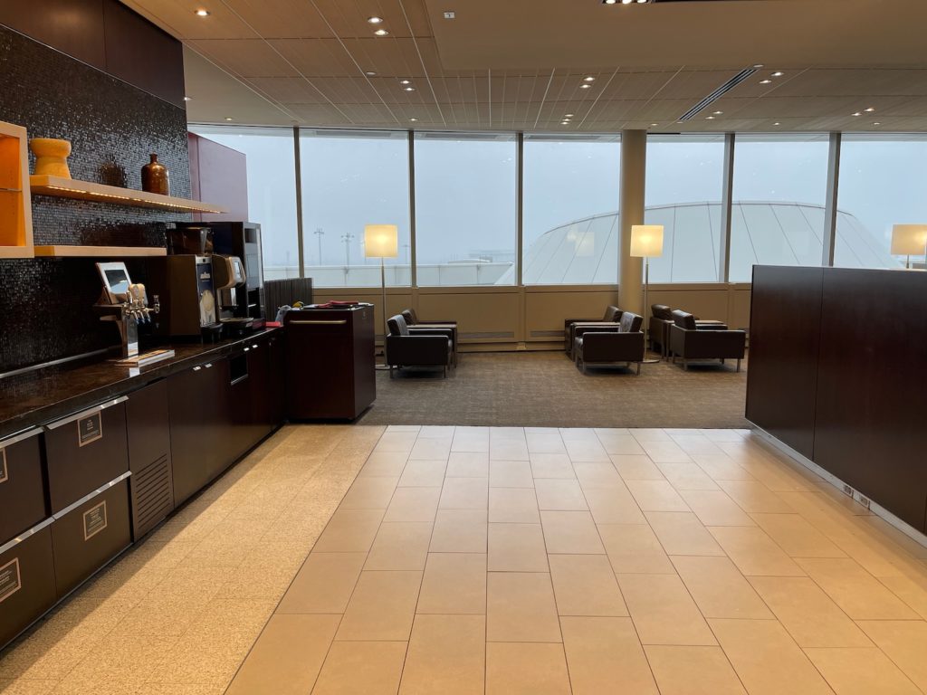 Review Air Canada Maple Leaf Lounge Toronto Domestic (YYZ) Live