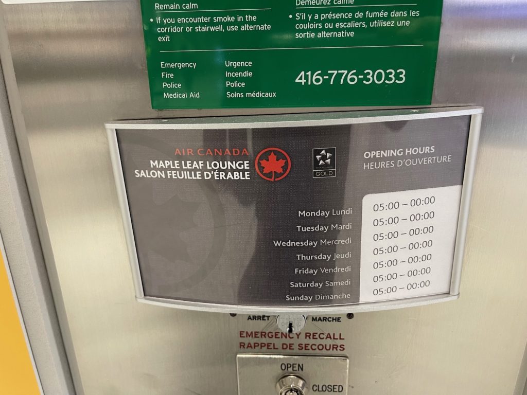 Review Air Canada Maple Leaf Lounge Toronto Domestic (YYZ) Live