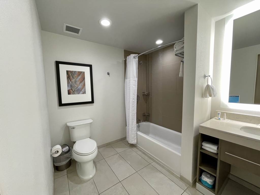Hyatt House Orlando Universal bathroom