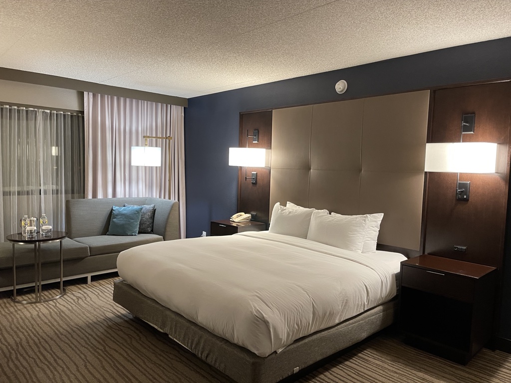 DoubleTree by Hilton Hotel Newark Airport bed and chaise lounge