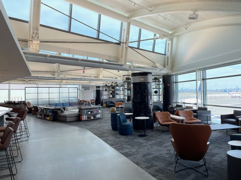 Wow: New United Airlines Newark Lounge Is Best Club In The System ...