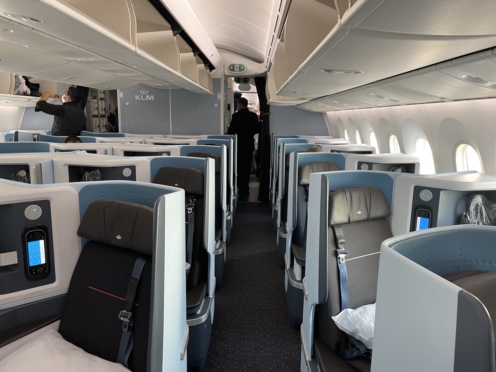 KLM Amsterdam Dubai KL427 787-10 1-2-1 business class cabin layout