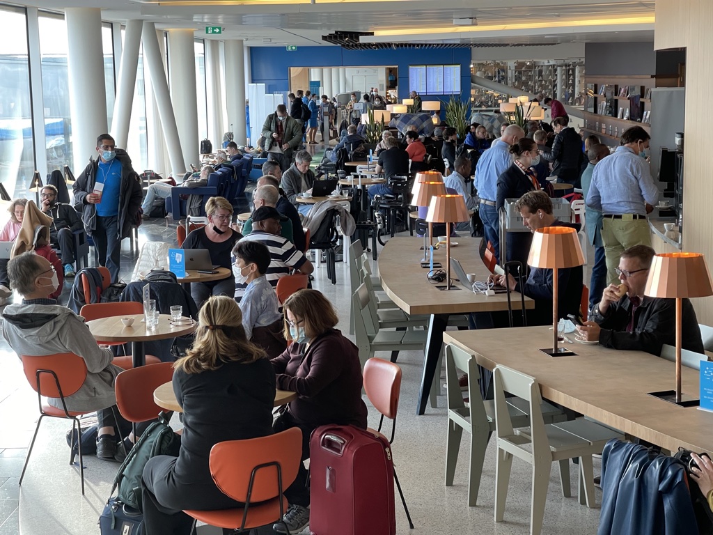 KLM Crown Lounge 52 Amsterdam crowded