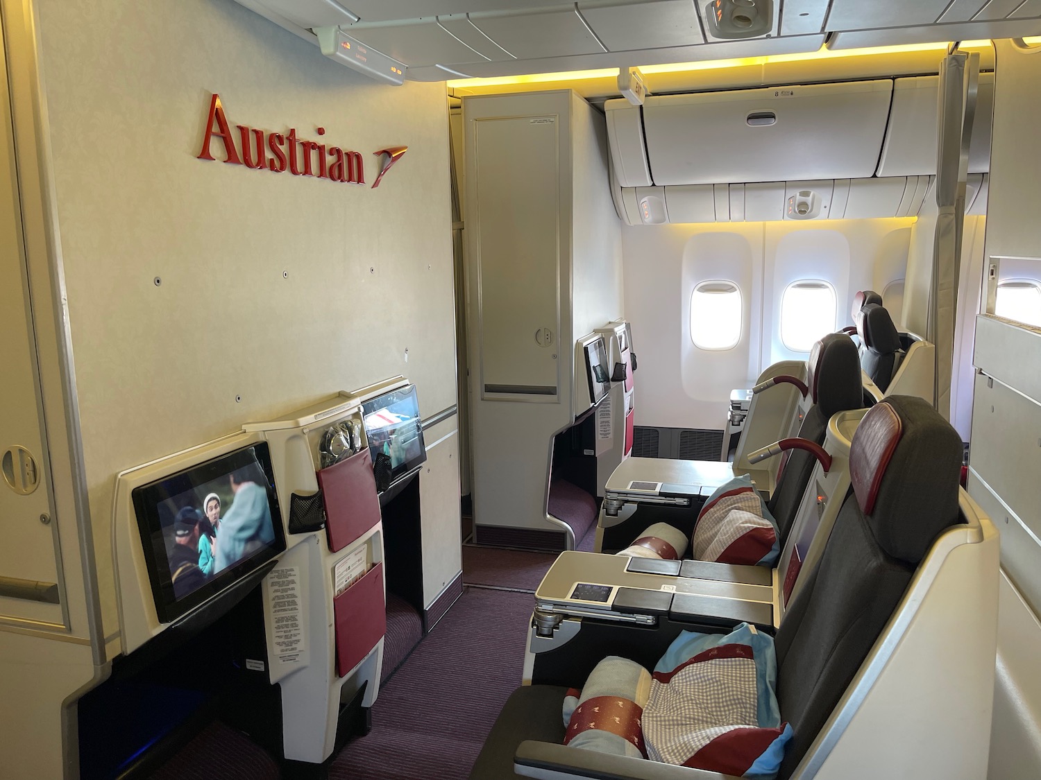 Review: Austrian Airlines 777-200ER Business Class &#8211; Live and Let&#039;s Fly Austrian Airlines 777 Business Class Review 29